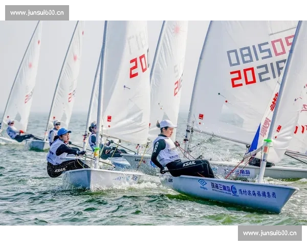 帆板比赛激烈开赛挑战极限运动新高度选手们全力冲刺决胜瞬间